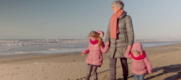 Oma met kleinkinderen strand
